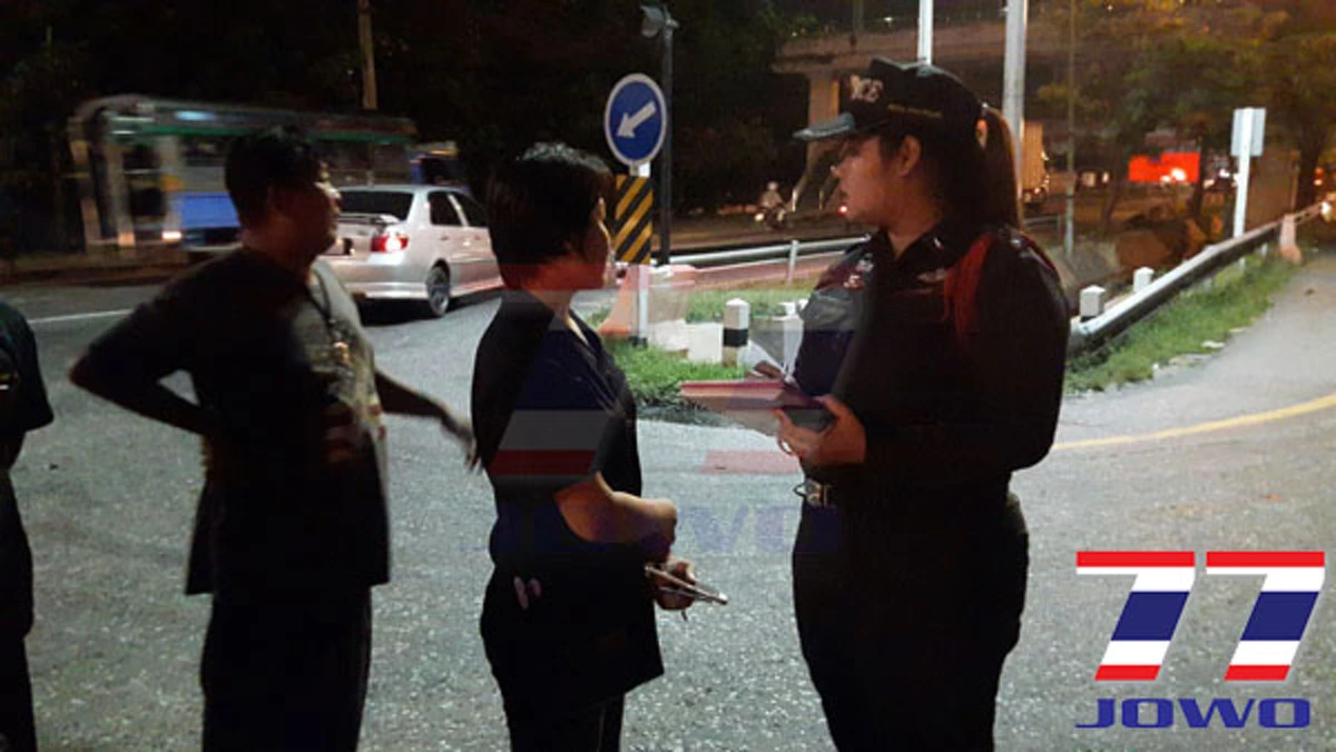 เสียงดังสนั่นยูเทิร์น !! คนขับเก๋งเผยกำลังกลับรถอยู่ดีๆ ได้ยินเสียงดังจากท้ายรถ ลงมาดูพบหนุ่มซิ่ง จยย. ชนเต็มแรง ถึงกับสาหัส!! (มีคลิป)