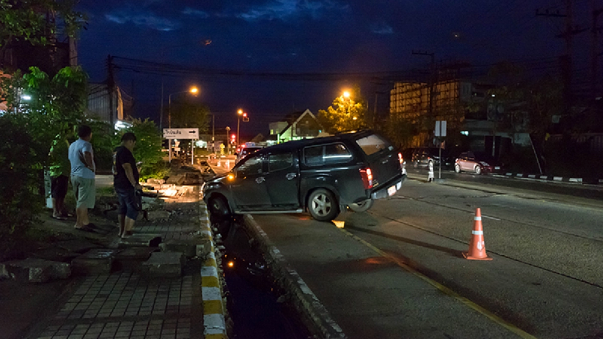 โคตรชุ่ย..!! โวยหนักผู้รับเหมาทำท่อระบายน้ำ ไม่มีสัญญาณเตือนที่ชัดเจน ทำเกิดอุบัติเหตุ "รถตกท่อ" หากมีใครตายใครจะรับผิดชอบ..!?