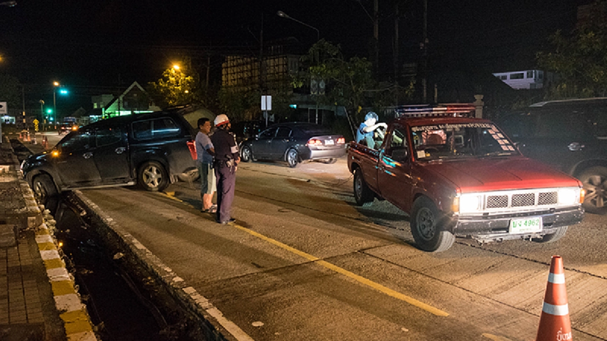 โคตรชุ่ย..!! โวยหนักผู้รับเหมาทำท่อระบายน้ำ ไม่มีสัญญาณเตือนที่ชัดเจน ทำเกิดอุบัติเหตุ "รถตกท่อ" หากมีใครตายใครจะรับผิดชอบ..!?