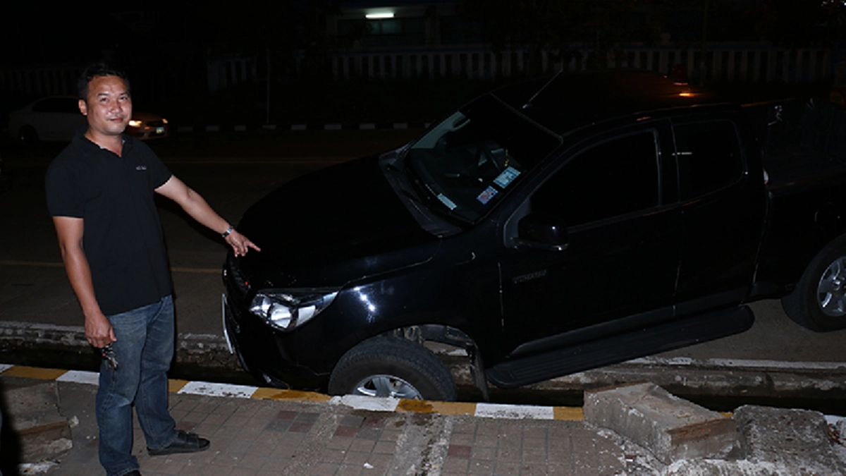 โคตรชุ่ย..!! โวยหนักผู้รับเหมาทำท่อระบายน้ำ ไม่มีสัญญาณเตือนที่ชัดเจน ทำเกิดอุบัติเหตุ "รถตกท่อ" หากมีใครตายใครจะรับผิดชอบ..!?