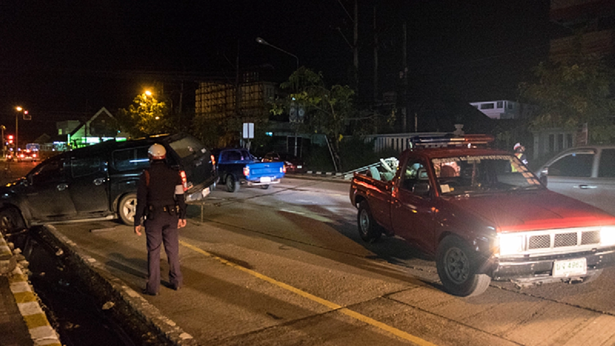 โคตรชุ่ย..!! โวยหนักผู้รับเหมาทำท่อระบายน้ำ ไม่มีสัญญาณเตือนที่ชัดเจน ทำเกิดอุบัติเหตุ "รถตกท่อ" หากมีใครตายใครจะรับผิดชอบ..!?