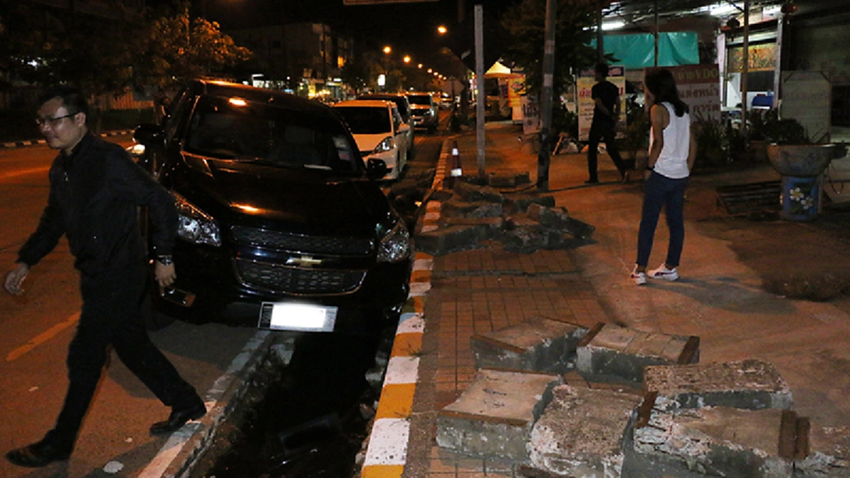 โคตรชุ่ย..!! โวยหนักผู้รับเหมาทำท่อระบายน้ำ ไม่มีสัญญาณเตือนที่ชัดเจน ทำเกิดอุบัติเหตุ "รถตกท่อ" หากมีใครตายใครจะรับผิดชอบ..!?