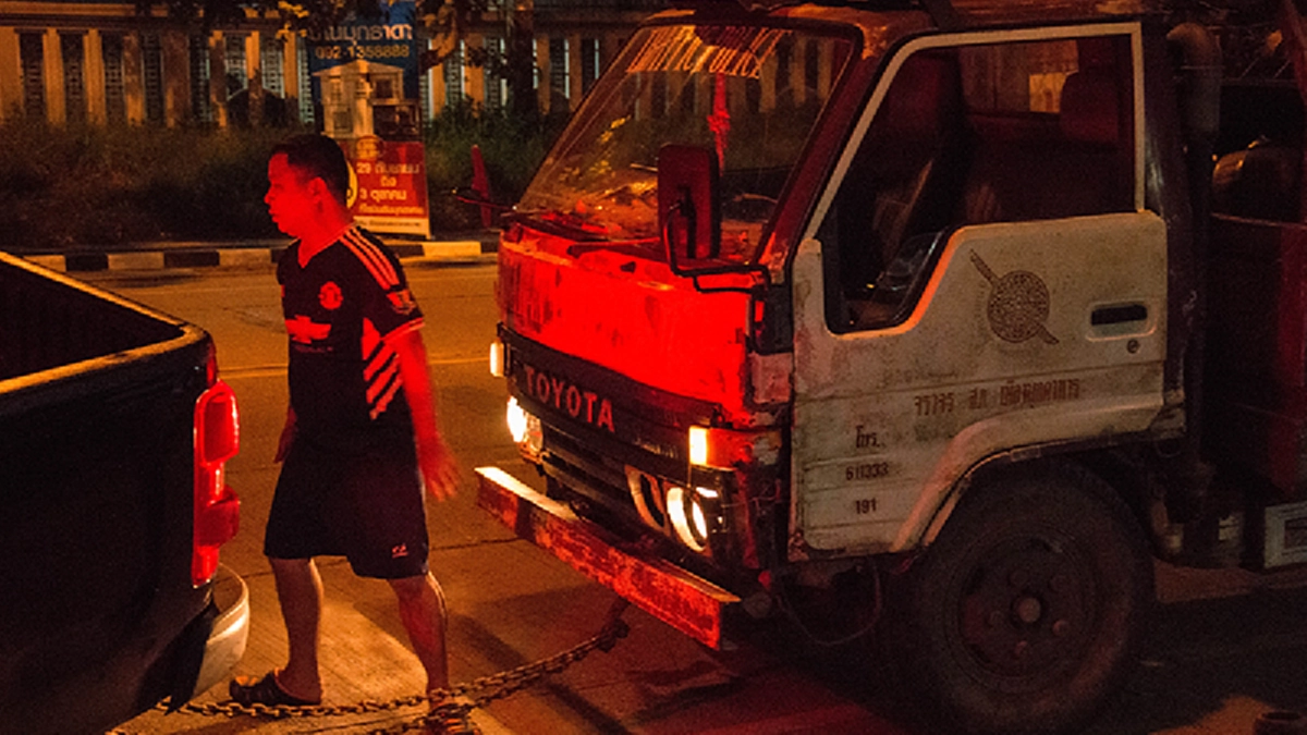 โคตรชุ่ย..!! โวยหนักผู้รับเหมาทำท่อระบายน้ำ ไม่มีสัญญาณเตือนที่ชัดเจน ทำเกิดอุบัติเหตุ "รถตกท่อ" หากมีใครตายใครจะรับผิดชอบ..!?