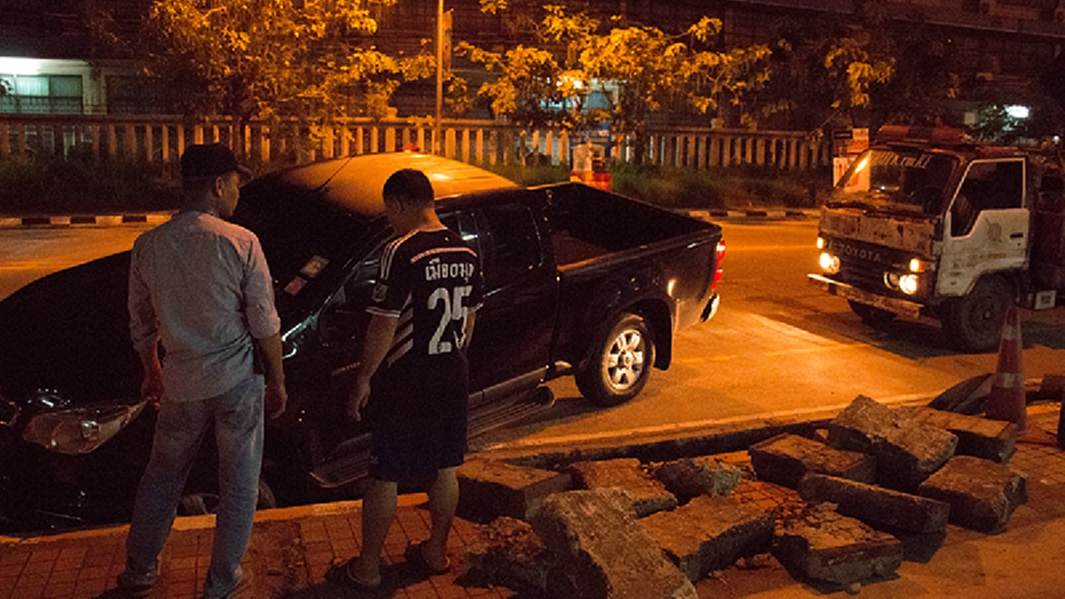 โคตรชุ่ย..!! โวยหนักผู้รับเหมาทำท่อระบายน้ำ ไม่มีสัญญาณเตือนที่ชัดเจน ทำเกิดอุบัติเหตุ "รถตกท่อ" หากมีใครตายใครจะรับผิดชอบ..!?