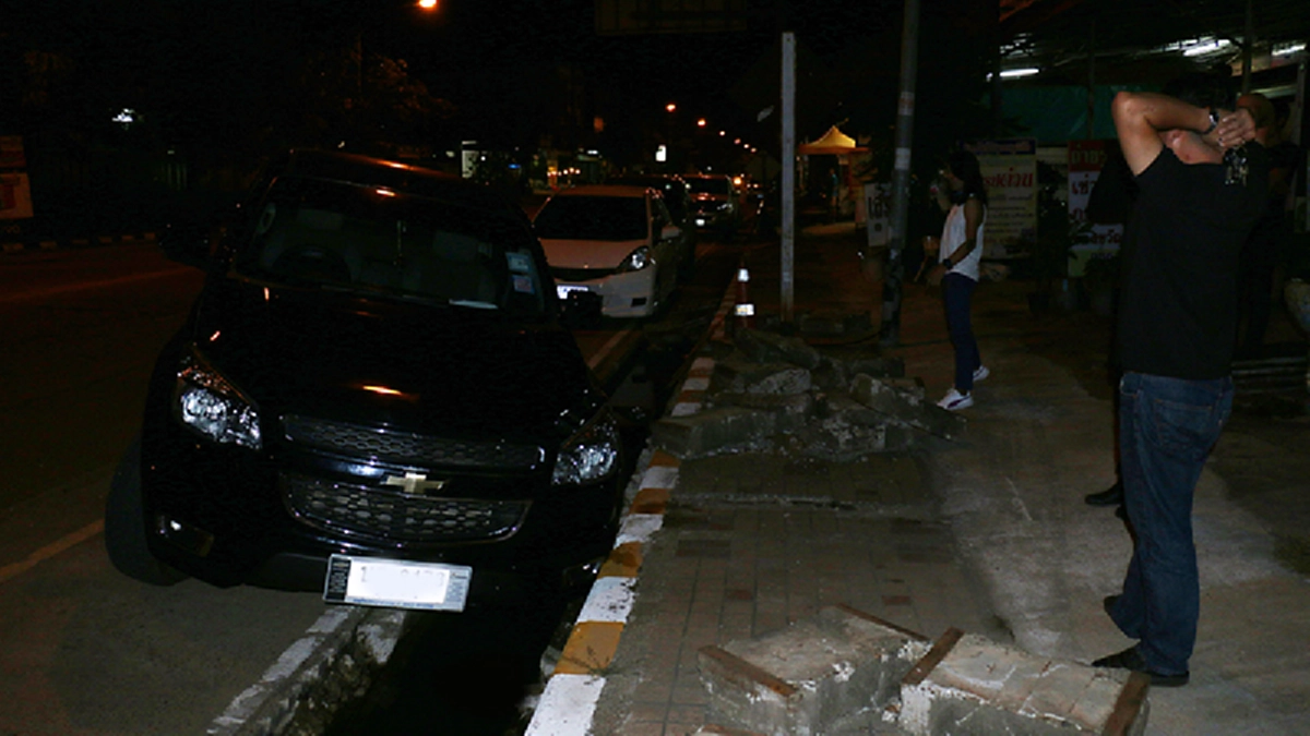 โคตรชุ่ย..!! โวยหนักผู้รับเหมาทำท่อระบายน้ำ ไม่มีสัญญาณเตือนที่ชัดเจน ทำเกิดอุบัติเหตุ "รถตกท่อ" หากมีใครตายใครจะรับผิดชอบ..!?