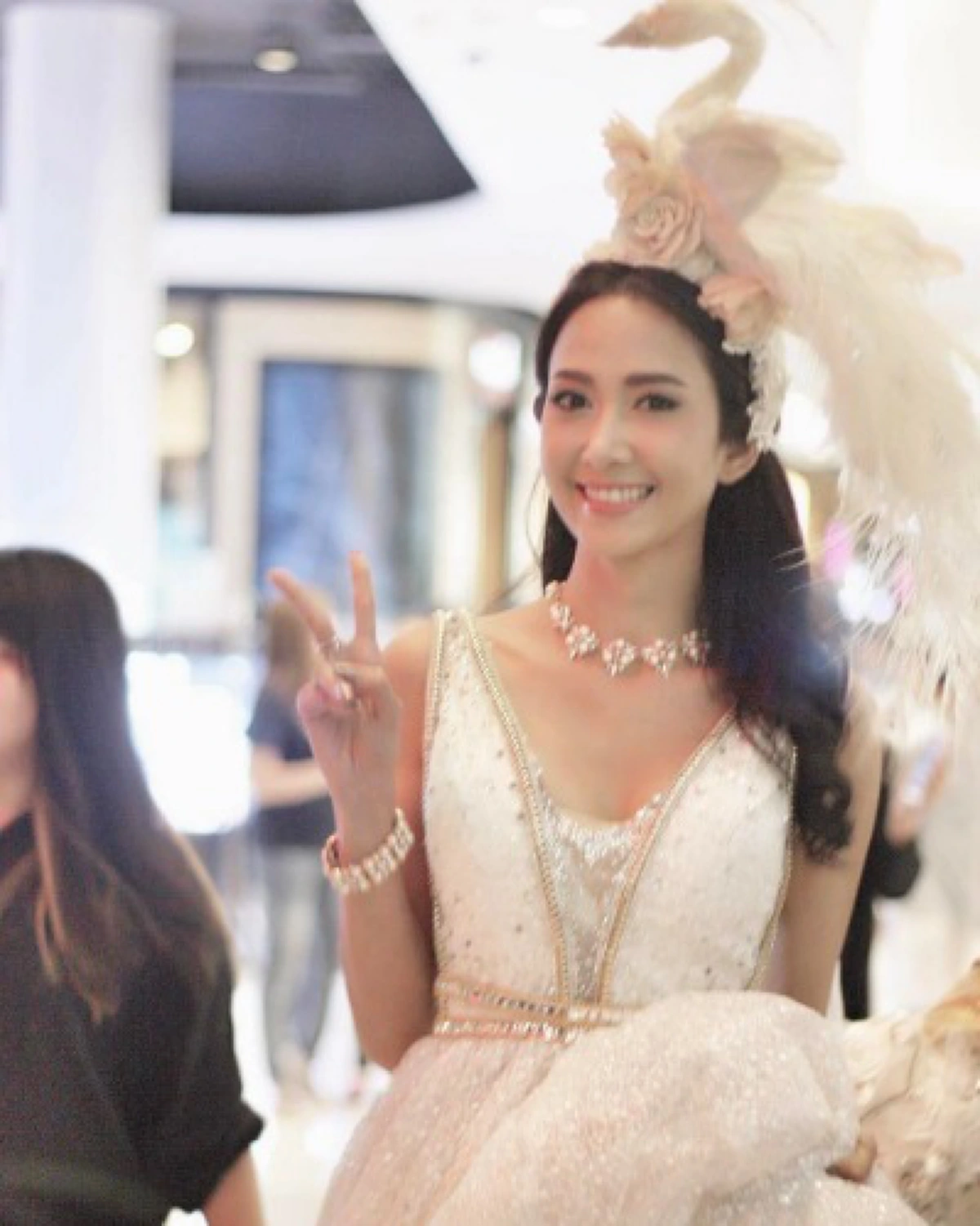 ยิ่งกว่าละครหลังข่าว !!  เธอคือสาวบ้านนอก ที่เข้าวงการมาแบบเสื่อผืนหมอนใบ เช่าห้องเล็กๆ อยู่ จนปัจจุบันกลายเป็นนางเอกแถวหน้าของประเทศ