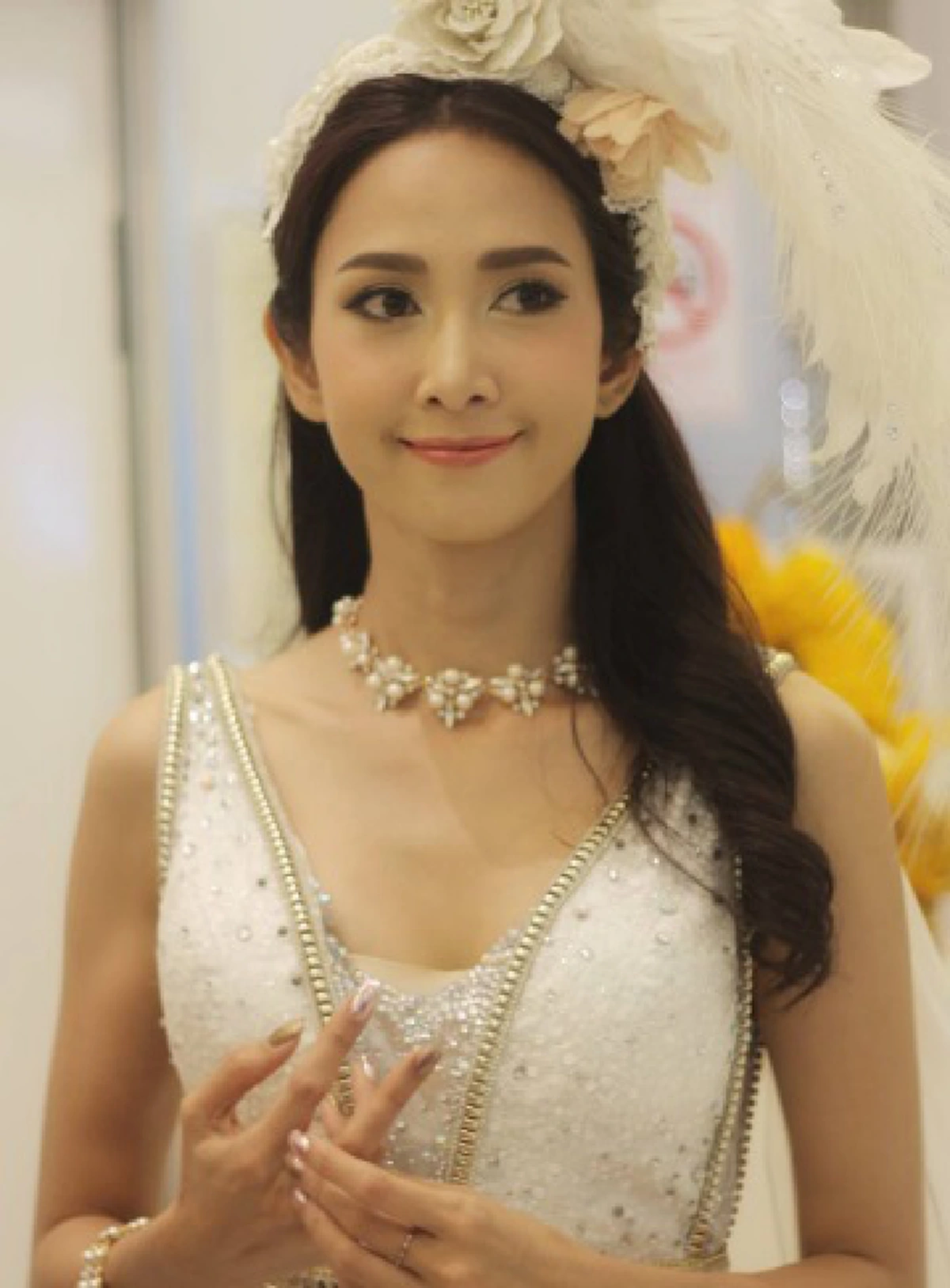 ยิ่งกว่าละครหลังข่าว !!  เธอคือสาวบ้านนอก ที่เข้าวงการมาแบบเสื่อผืนหมอนใบ เช่าห้องเล็กๆ อยู่ จนปัจจุบันกลายเป็นนางเอกแถวหน้าของประเทศ
