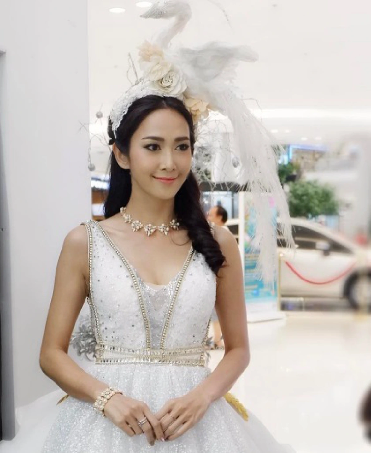 ยิ่งกว่าละครหลังข่าว !!  เธอคือสาวบ้านนอก ที่เข้าวงการมาแบบเสื่อผืนหมอนใบ เช่าห้องเล็กๆ อยู่ จนปัจจุบันกลายเป็นนางเอกแถวหน้าของประเทศ