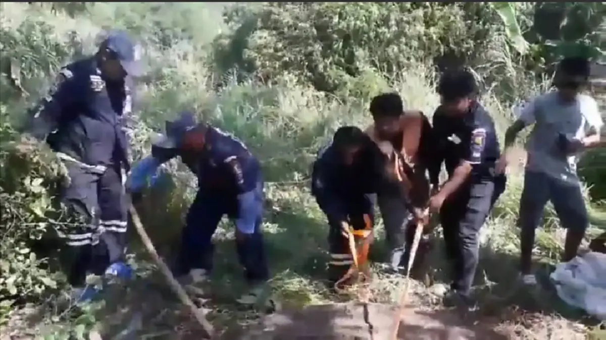 ชาวบ้านได้กลิ่นเหม็นเน่ามาจากบ่อ เดินไปดูแทบผงะ!! พบศพลอยอืดคาบ่อน้ำ โร่แจ้งจนท.มาตวจสอบด่วน!! (ดูคลิป)