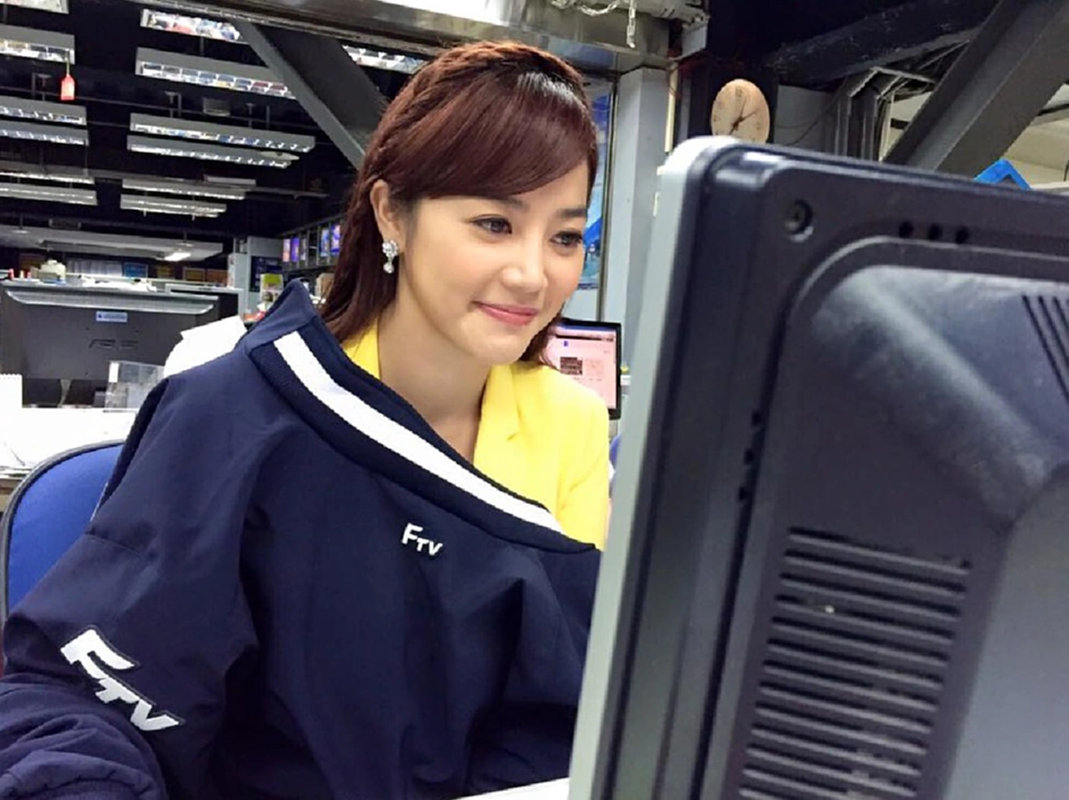 หันไปดูดังขวับ !!! ผู้ประกาศสาวรายนี้ การทำงานของเห็นสวยเป๊ะออกทีวี แต่พอเห็นภาพเบื้องหลังปุ๊บ สงสัยหนัก เธอทำไปได้ไง !!?