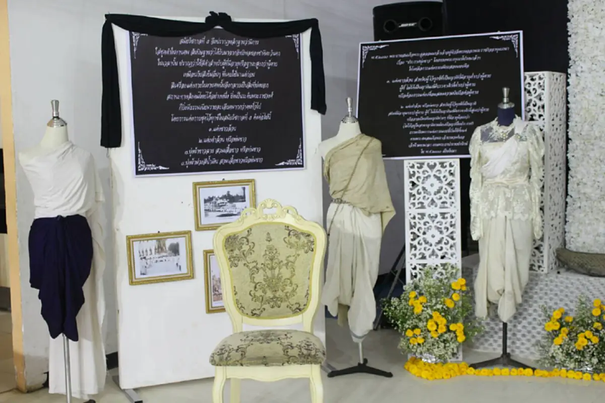 พิพิธภัณฑ์ผ้าโบราณเฮือนผ้าไทหนองคายร่วมกับ ศูนย์การค้าอัศวรรณ จัดนิทรรศการเครื่องแต่งกายไว้ทุกข์ในสยาม เพื่อถวายอาลัย พ่อของแผ่นดิน . .