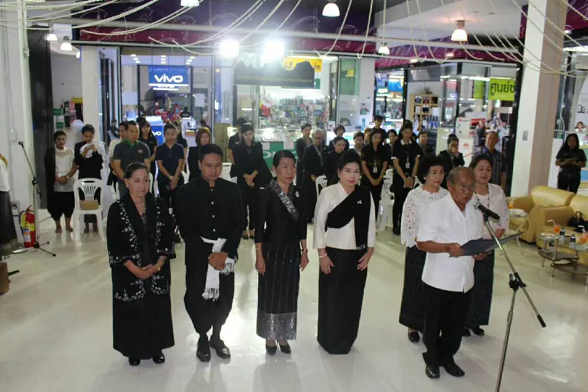 พิพิธภัณฑ์ผ้าโบราณเฮือนผ้าไทหนองคายร่วมกับ ศูนย์การค้าอัศวรรณ จัดนิทรรศการเครื่องแต่งกายไว้ทุกข์ในสยาม เพื่อถวายอาลัย พ่อของแผ่นดิน . .