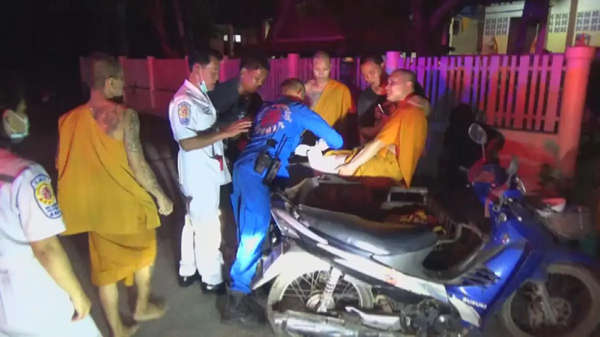 เลี้ยงไม่เชื่อง!! พระบวชใหม่สุดซวย ป้อนขนมไม่ทันใจ "เจ้าโชค" ฉุนจัดโดนแทงจมเขี้ยว