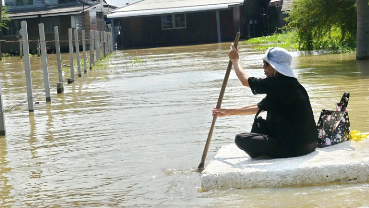 ระดับน้ำในแม่น้ำเจ้าพระยายังคงสูง ชาวบ้านวอนเรือขนส่งลดความเร็ว หวั่นคลื่นซัดเข้าบ้าน!!
