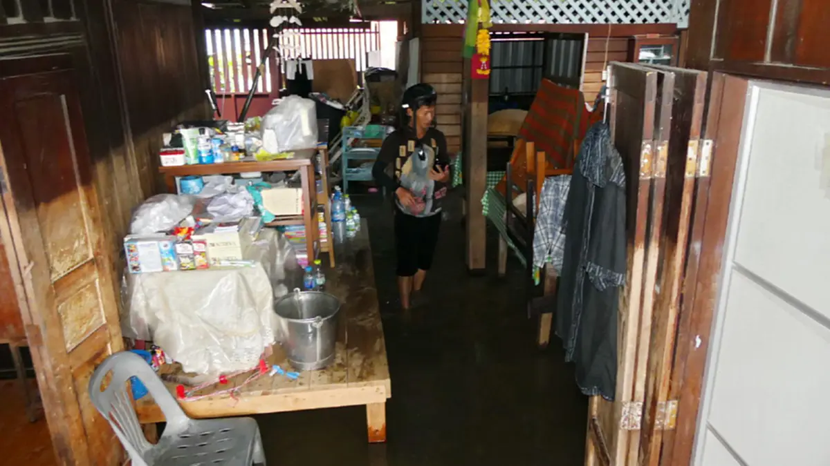 ระดับน้ำในแม่น้ำเจ้าพระยายังคงสูง ชาวบ้านวอนเรือขนส่งลดความเร็ว หวั่นคลื่นซัดเข้าบ้าน!!