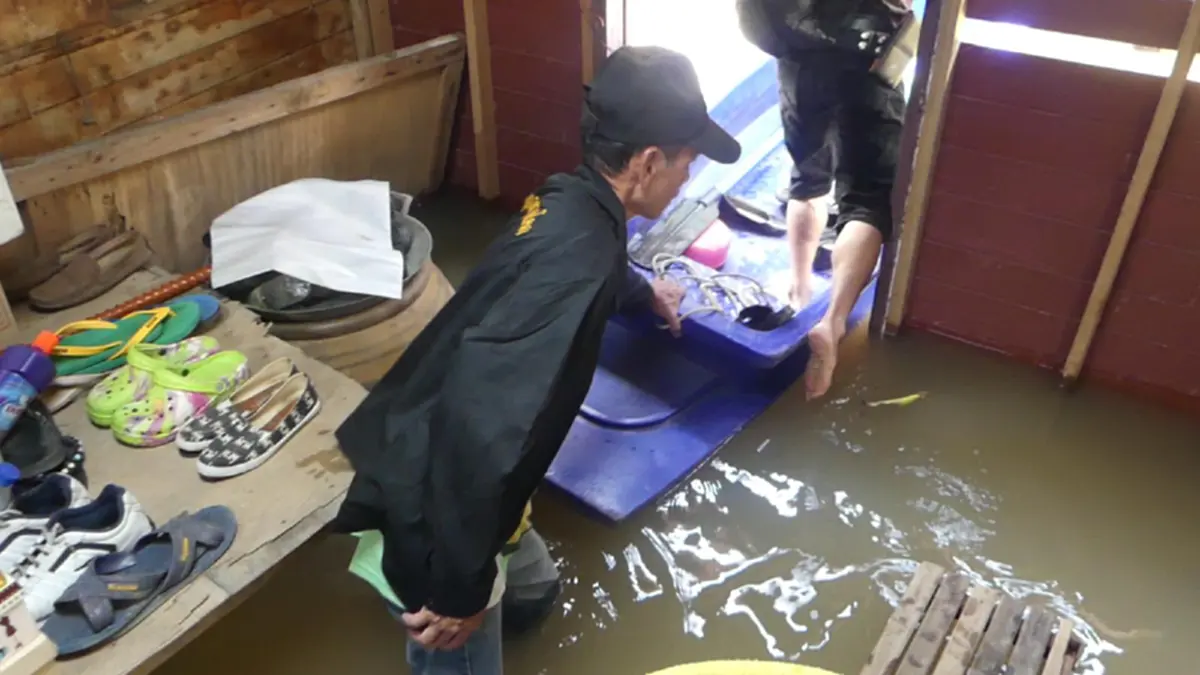 ระดับน้ำในแม่น้ำเจ้าพระยายังคงสูง ชาวบ้านวอนเรือขนส่งลดความเร็ว หวั่นคลื่นซัดเข้าบ้าน!!