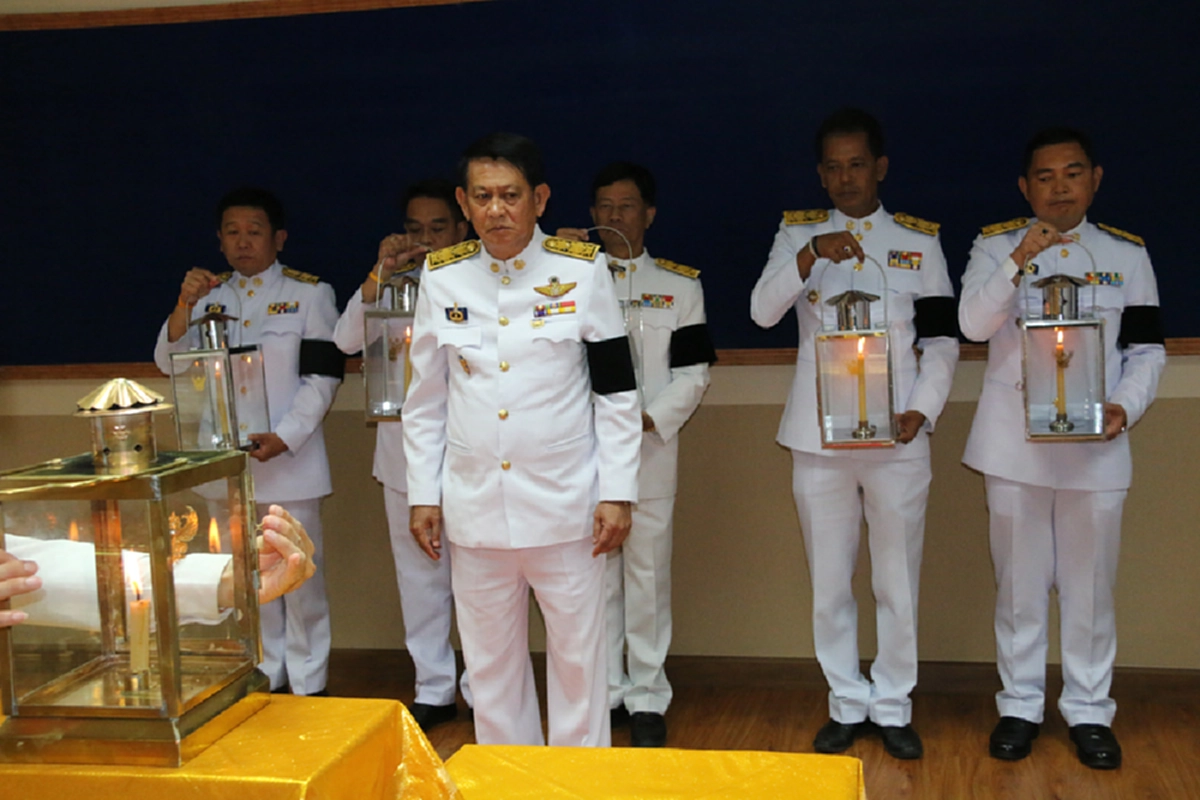 จังหวัดสิงห์บุรี . . .จัดพิธีรับไฟหลวงพระราชทานให้แก่นายอำเภอทั้ง 6 อำเภอ ในงานพระราชพิธีถวายพระเพลิงพระบรมศพฯ