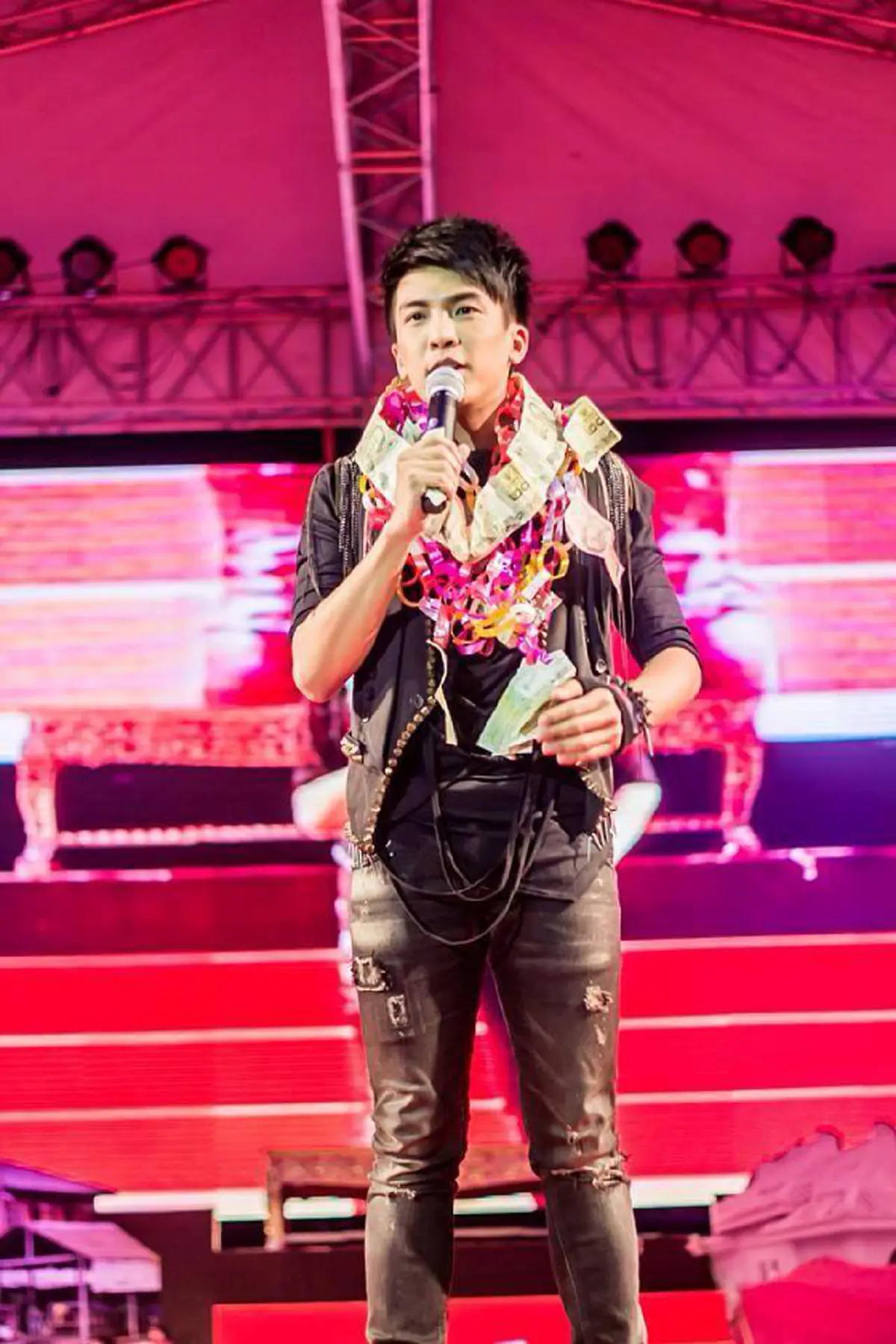 ไม่เคยลืมอาชีพเก่า ! หนุ่มคนนี้ แม้ตอนนี้ จะเป็นศิลปินดัง แต่ก็ไม่เคยลืมว่าเมื่อก่อน ทำอาชีพดูดส้วม และปัจจุบันก็ยังทำอยู่ !!!   (ชมภาพ)