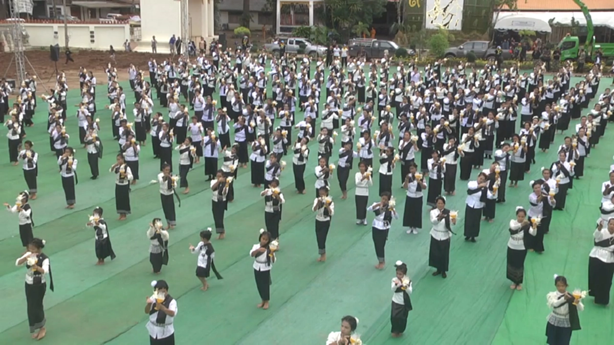 เป็นภาพแห่งความทรงจำ !! ชาวภูเรือ 500 คนซ้อมใหญ่รำถวายอาลัยในหลวง ร.9 ครั้งสุดท้าย (มีคลิป)