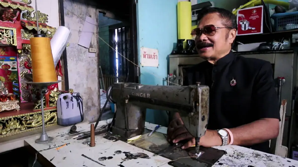 ไม่เคยรู้มาก่อน!! “ช่างไก่” คนตัดรองเท้าของพ่อ เปิดเรื่องราวสุดประทับใจ เผยความลับที่คนธรรมดาทำไม่ได้ ฟังแล้วอึ้ง!! น้ำตาไหลเลย!? (ชมภาพ)