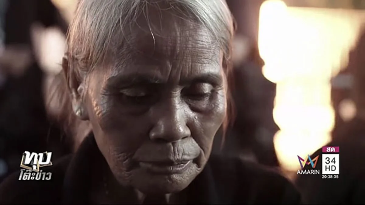 มาเฝ้าพ่อตลอด377วัน!! เปิดใจ “ป้าแสงจันทร์” ผู้กราบพระบรมศพ 1,319 ครั้ง ฟังแล้วน้ำตาไหล! ขอใกล้ชิดในหลวงจนวันสุดท้าย!! (ชมคลิป)