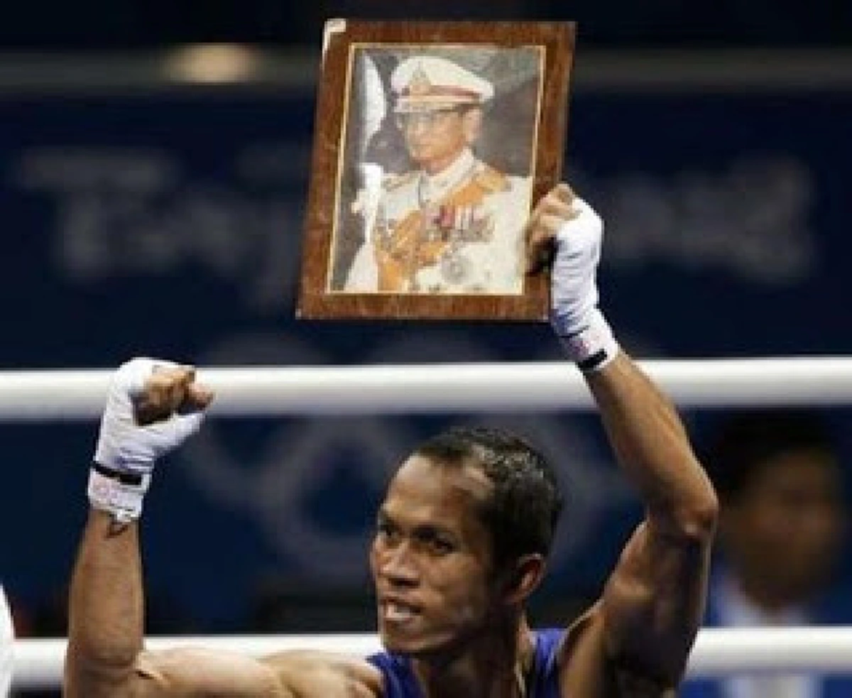 "สมจิตร จงจอหอ"   ย้อนวินาทีชกมวยโอลิมปิก  มีสายโทรมา บอกว่า "ในหลวง ร.9 ทรงฝากให้กำลังใจ และพระองค์ทอดพระเนตรผ่านทีวี "