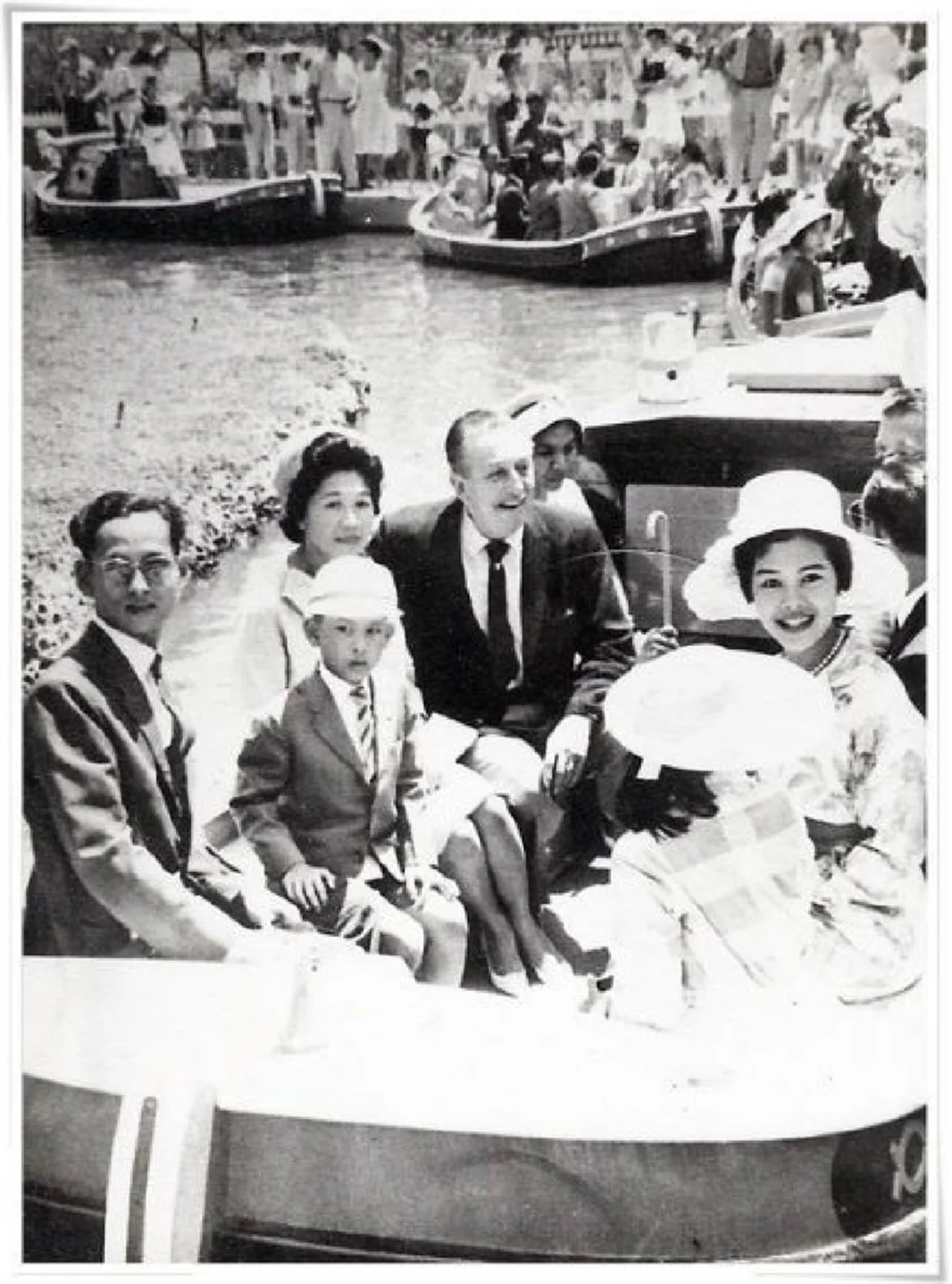 มุมน่ารักของพระราชา เผยตัวการ์ตูนทรงโปรดของ “ในหลวง ร.9” ที่แอบซ่อนอยู่ในภาพถ่ายส่วนพระองค์เสมอ น้อยคนนักจะรู้?