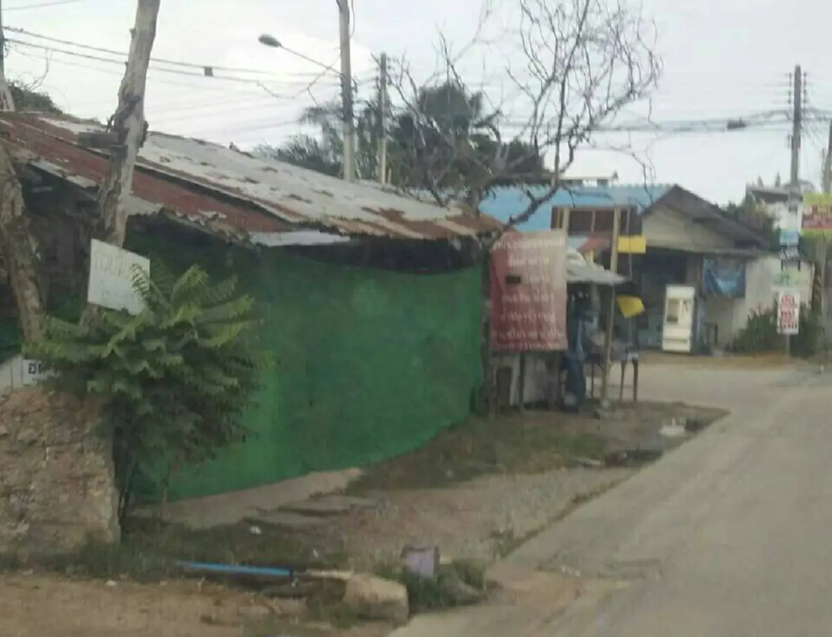 ชาวบ้านวอนสื่อช่วยที!! ร้านอาหารมักง่าย เห็นแก่ตัว ปลูกในจุดอับสายตา รถผ่านไปผ่านมามองไม่เห็น ทำให้เกิดอุบัติเหตุบ่อยและตายนับครั้งไม่ถ้วน!