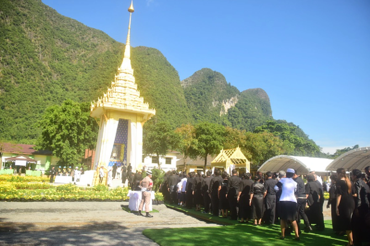 ประชาชนจังหวัดพังงา ร่วมพิธีถวายดอกไม้จันทน์ เนื่องในพระราชพิธีถวาย พระเพลิงพระบรมศพพ่อหลวง ร.9 บริเวณ พระเมรุมาศ!!
