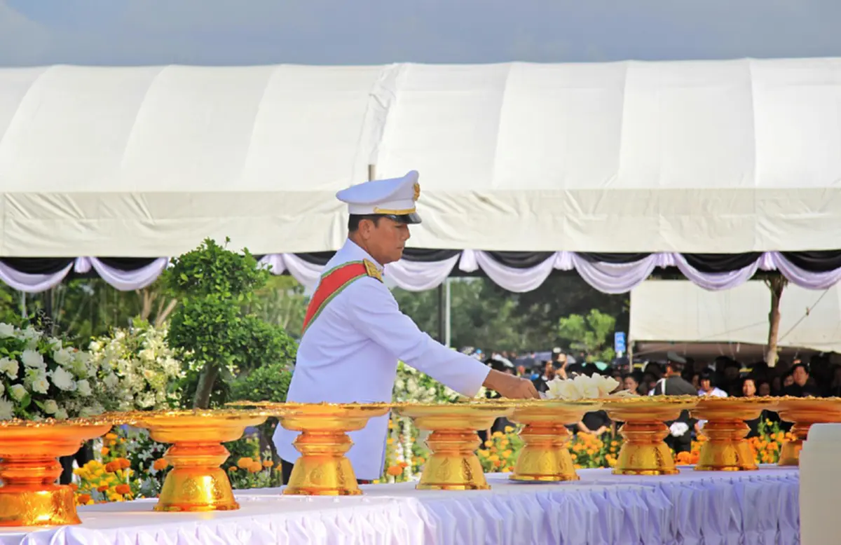 ชุมพร!!พสกนิกรนับแสนร่วมในพิธีถวายดอกไม้จันทน์ งานพระราชพิธีถวายพระเพลิงพระบรมศพ พระบาทสมเด็จพระปรมินทรมหาภูมิพลอดุลยเดช บรมนาถบพิตร