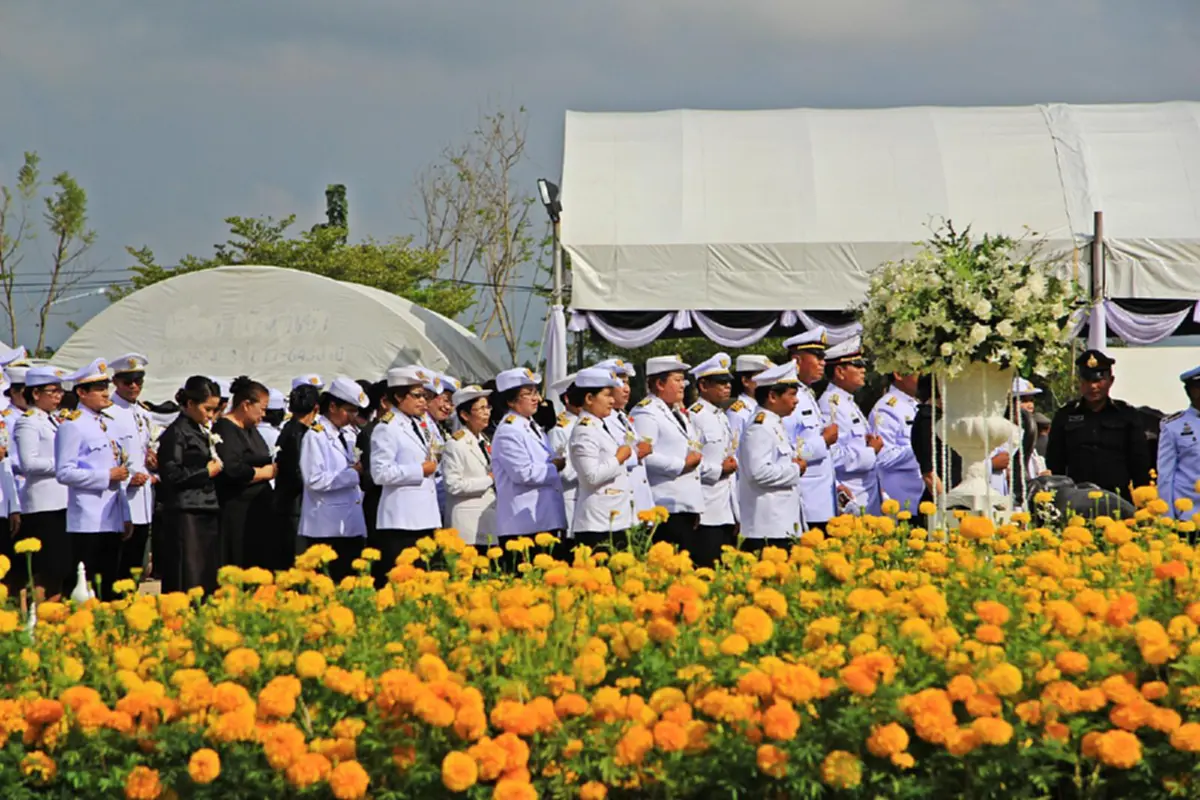 ชุมพร!!พสกนิกรนับแสนร่วมในพิธีถวายดอกไม้จันทน์ งานพระราชพิธีถวายพระเพลิงพระบรมศพ พระบาทสมเด็จพระปรมินทรมหาภูมิพลอดุลยเดช บรมนาถบพิตร