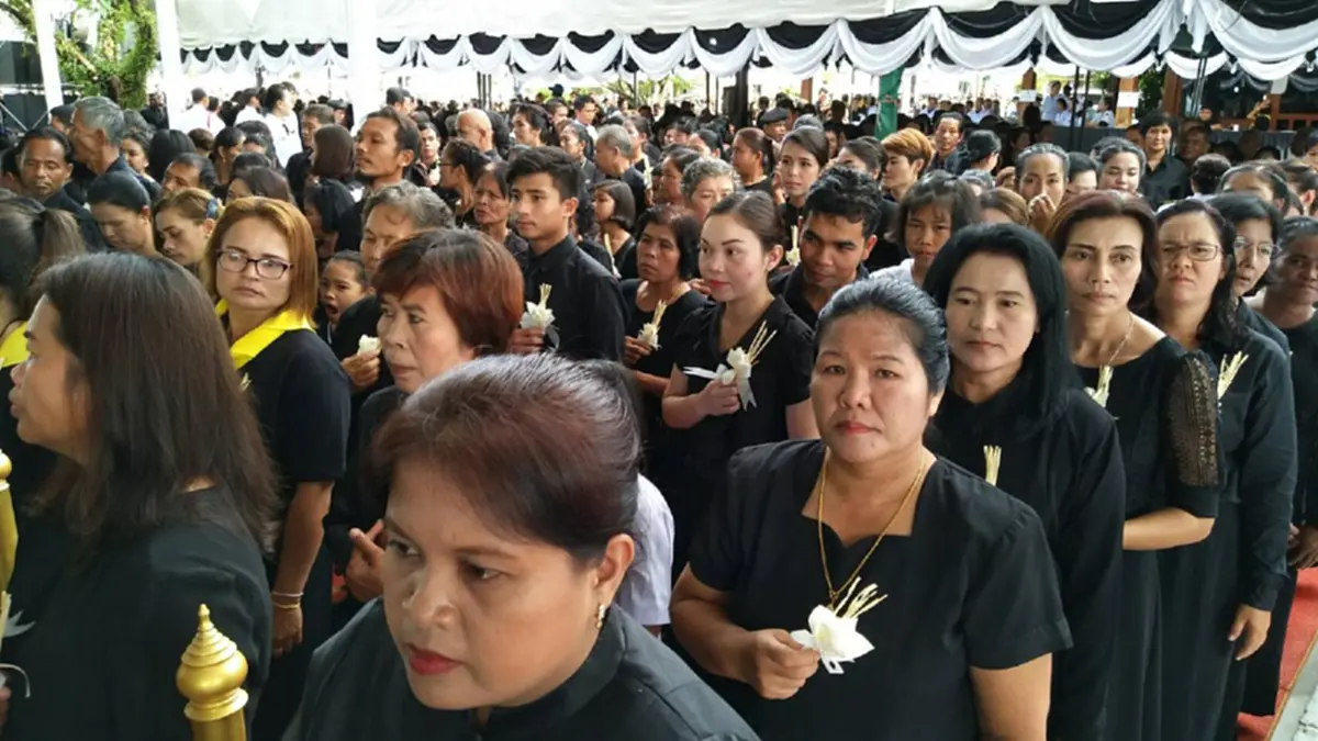 ผู้ว่าฯเมืองคอน นำประชาชนกว่า 50,000 คน ถวายดอกไม้จันทน์แน่นสนามหน้าเมืองคอน คนแน่นได้ยินเสียงร้องไห้ ด้วยความอาลัยยิ่ง