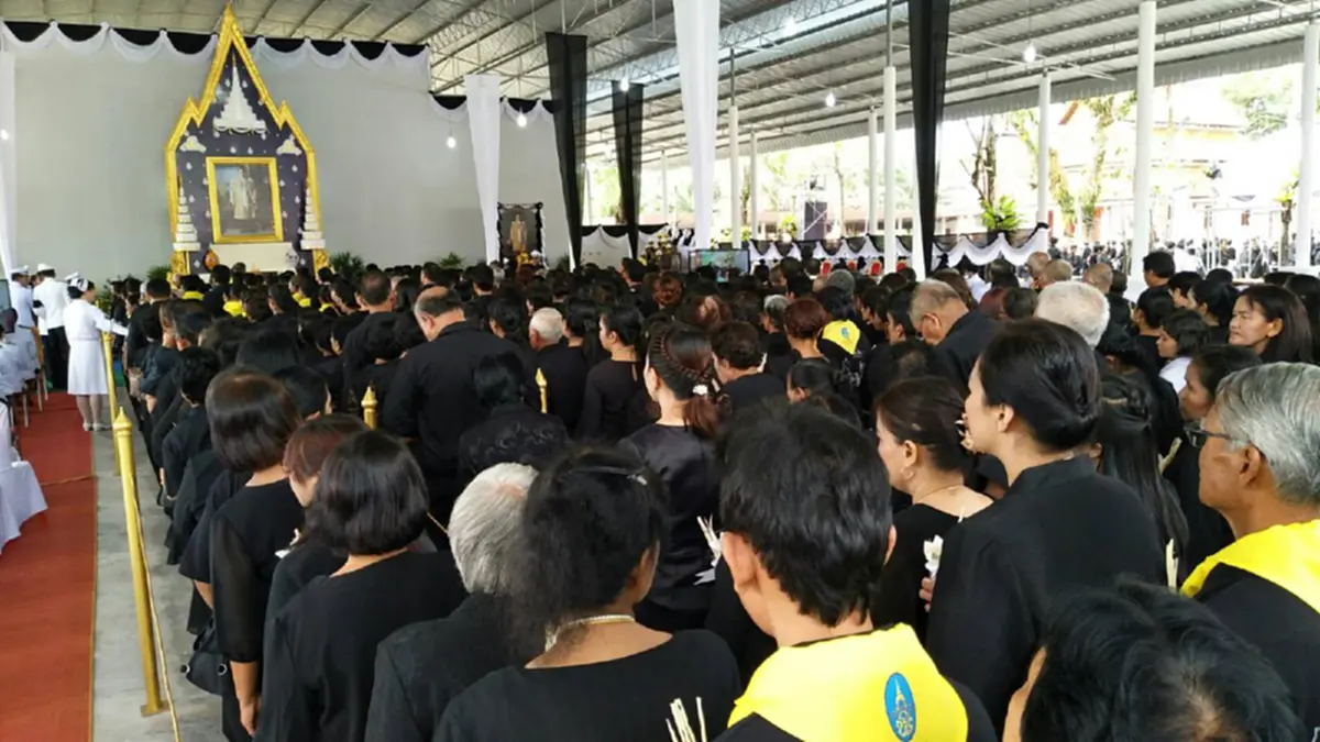 ผู้ว่าฯเมืองคอน นำประชาชนกว่า 50,000 คน ถวายดอกไม้จันทน์แน่นสนามหน้าเมืองคอน คนแน่นได้ยินเสียงร้องไห้ ด้วยความอาลัยยิ่ง