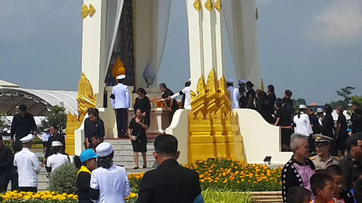 คลื่นมหาชน หลั่งไหลวางดอกไม้จันทน์ ร่วมพระราชพิธีถวายพระเพลิงพระบรมศพในหลวง รัชกาลที่ 9 ที่ ศูนย์ประชุมนานาชาติ เชียงใหม่ (ชมคลิป)