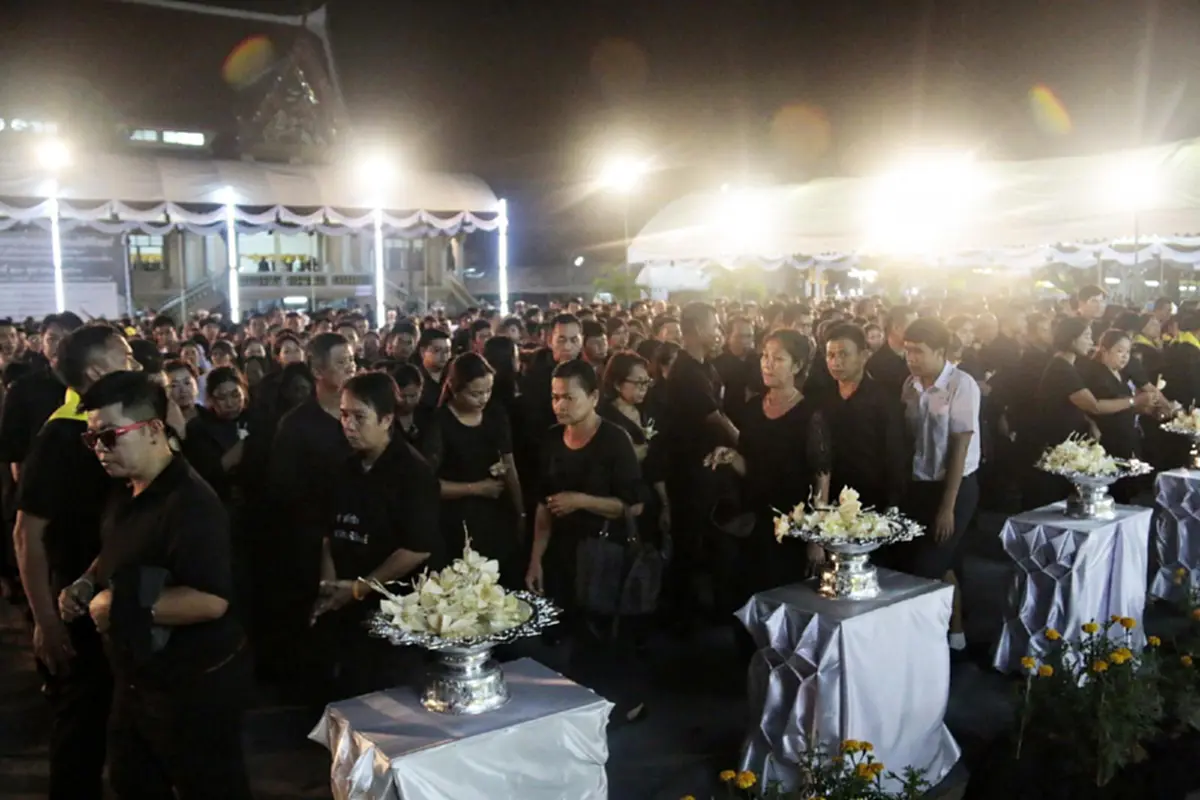 ความเศร้ายังอยู่..โซเชียลแชร์ภาพหญิงชรากอดพระบรมฉายาลักษณ์ ในหลวงร. 9 กับประโยคบีบหัวใจเมื่อวันที่ 26 ตุลา ผ่านพ้น "ยายมาให้ในหลวงดู"
