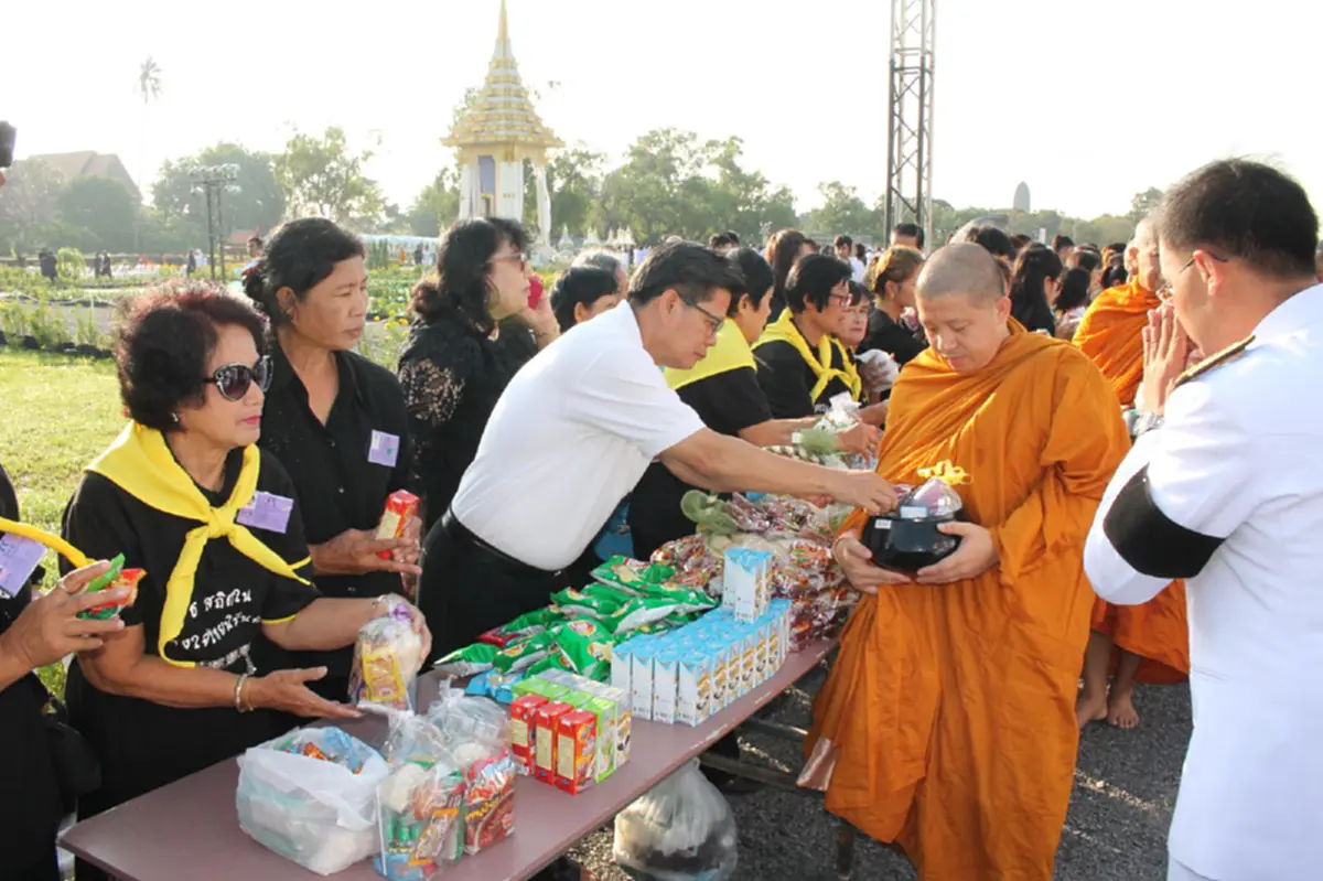 พ่อเมืองอยุธยา เป็นผู้นำข้าราชการและประชาชน ทำบุญตักบาตรถวายเป็นพระราชกุศลแด่ ในหลวงร.9 และอัญเชิญเถ้าดอกไม้จันทน์ลอยในแม่น้ำเจ้าพระยา