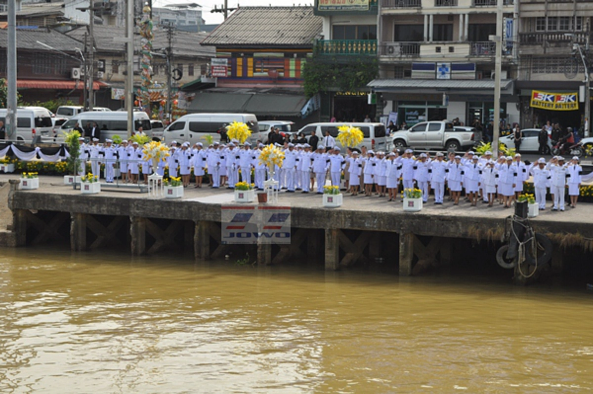 บรรยากาศสุดเศร้า!! ผู้ว่าสุราษฎร์ ประกอบพิธีลอยเถ้าดอกไม้จันทน์ ใน 2 ฝั่งแม่น้ำตาปี เฝ้าส่งจนอดกลั้นน้ำตาไม่ไหว..!? (มีคลิป)