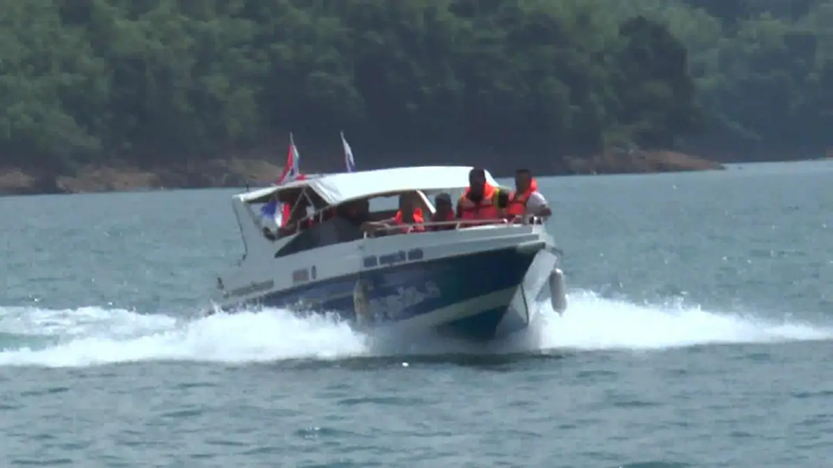 นาทีระทึก..!! เรือเล็กชนเครื่องกระเด็ด ในเขื่อนรัชประภา บาดเจ็บ 1 สูญหาย 1 ผู้ว่าเร่งลงพื้นที่ค้นหาด่วน (มีคลิป)