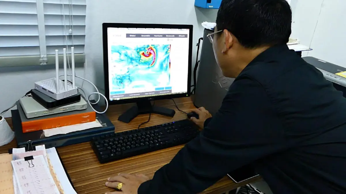 สถานีอุตุฯชุมพร เตือนฝนตกหนักคลื่นลมแรง 31 ต.ค.-3 พ.ย.นี้ ย้ำอย่าตื่นตระหนกข่าวลือพายุเหมือนไต้ฝุ่นเกย์(มีคลิป)