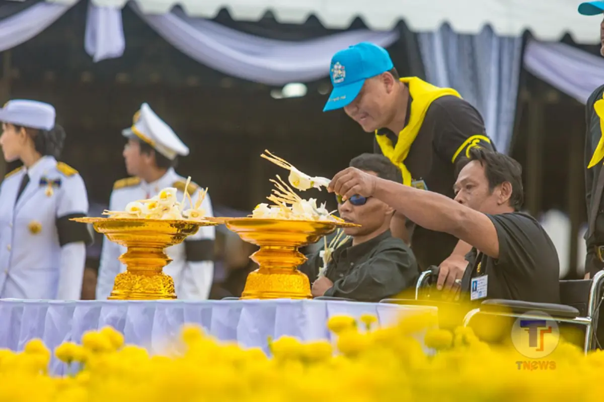 ใครเห็นภาพนี้ก็ต้องรู้สึกประทับใจ..!! ผู้ว่าฯตราดปลื้ม ชาวตราดเดินทางมาถวายดอกไม้จันทน์ทะลุถึง 7.1 หมื่นคน แม้แดดแรงและฝนตกหนัก..!?