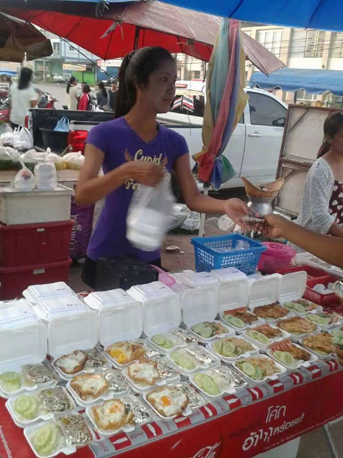 ชีวิตนี้..สู้เพื่อแม่ !! เปิดชีวิต “เจ๊เบียร์ คนละยำ” จากอดีตโสเภณี ! ผันตัวเองมาเป็น “แม่ค้าร้านยำ” ที่มียอดติดตามบนโซเชียลนับหลายแสน !!