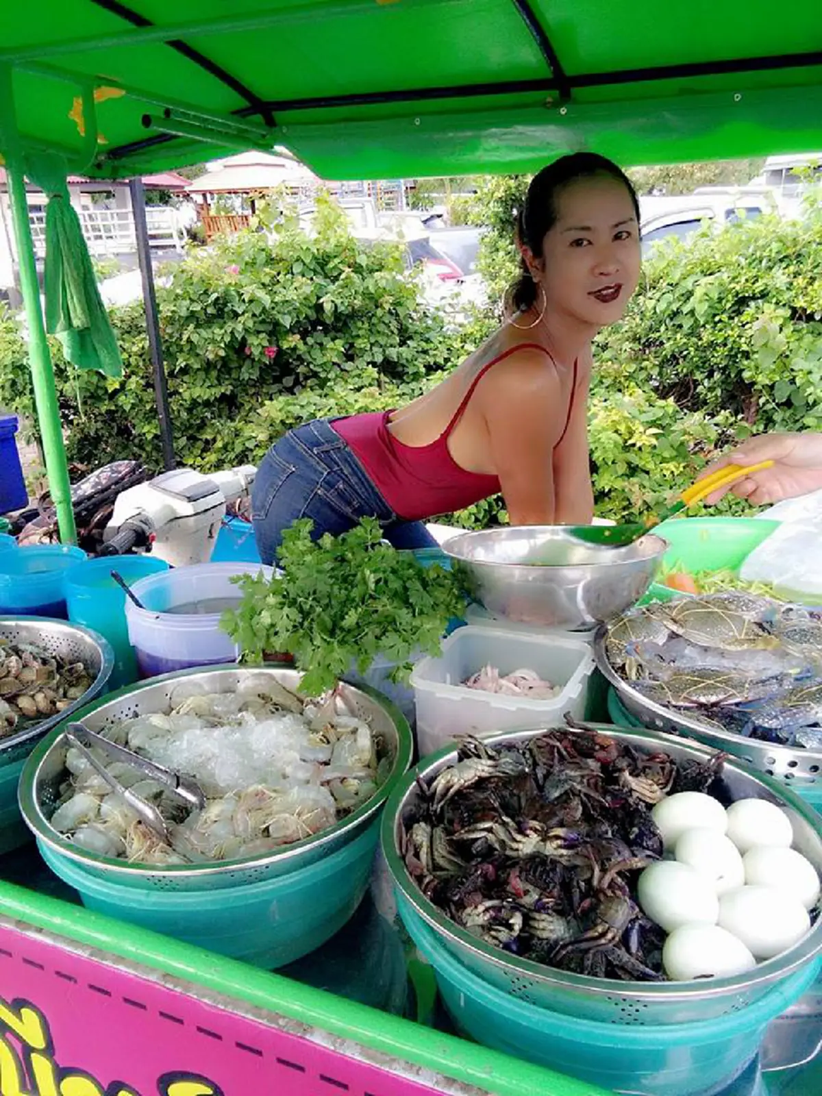 ชีวิตนี้..สู้เพื่อแม่ !! เปิดชีวิต “เจ๊เบียร์ คนละยำ” จากอดีตโสเภณี ! ผันตัวเองมาเป็น “แม่ค้าร้านยำ” ที่มียอดติดตามบนโซเชียลนับหลายแสน !!