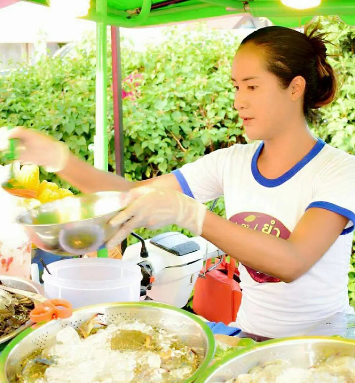 ชีวิตนี้..สู้เพื่อแม่ !! เปิดชีวิต “เจ๊เบียร์ คนละยำ” จากอดีตโสเภณี ! ผันตัวเองมาเป็น “แม่ค้าร้านยำ” ที่มียอดติดตามบนโซเชียลนับหลายแสน !!