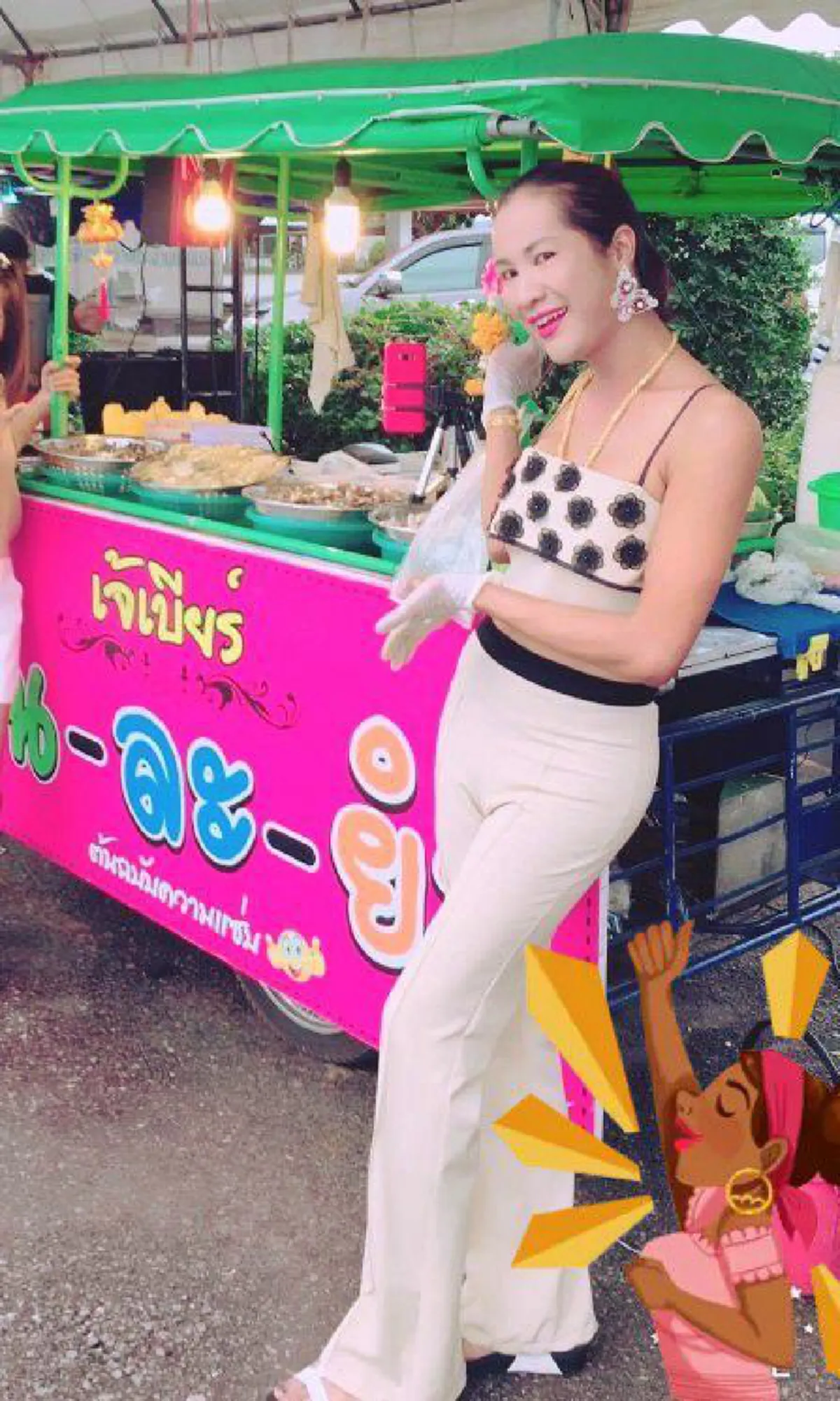 ชีวิตนี้..สู้เพื่อแม่ !! เปิดชีวิต “เจ๊เบียร์ คนละยำ” จากอดีตโสเภณี ! ผันตัวเองมาเป็น “แม่ค้าร้านยำ” ที่มียอดติดตามบนโซเชียลนับหลายแสน !!