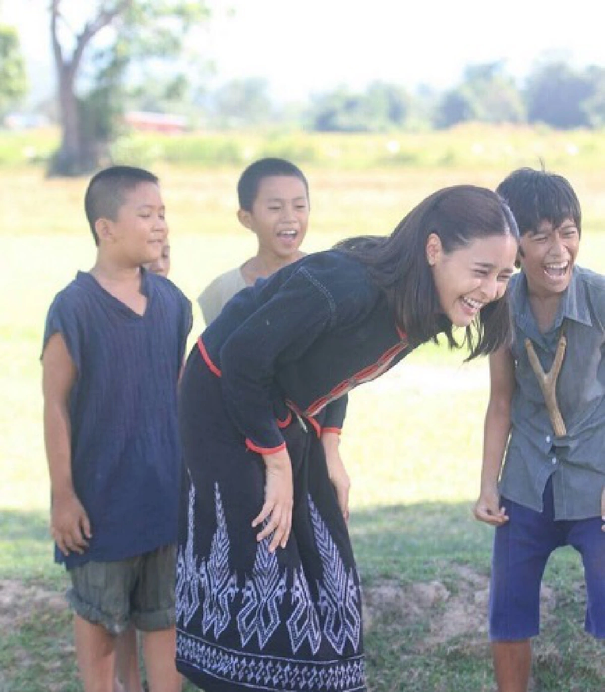 คนดูเป็นแสน !!! เมื่อ "ครูสลา คุณวุฒิ"  จับไมค์ร้องเพลงประกอบละคร  "นายฮ้อยทมิฬ"  ฟังแล้วขนลุก พลังเสียงกินขาดจริงๆ (คลิป)