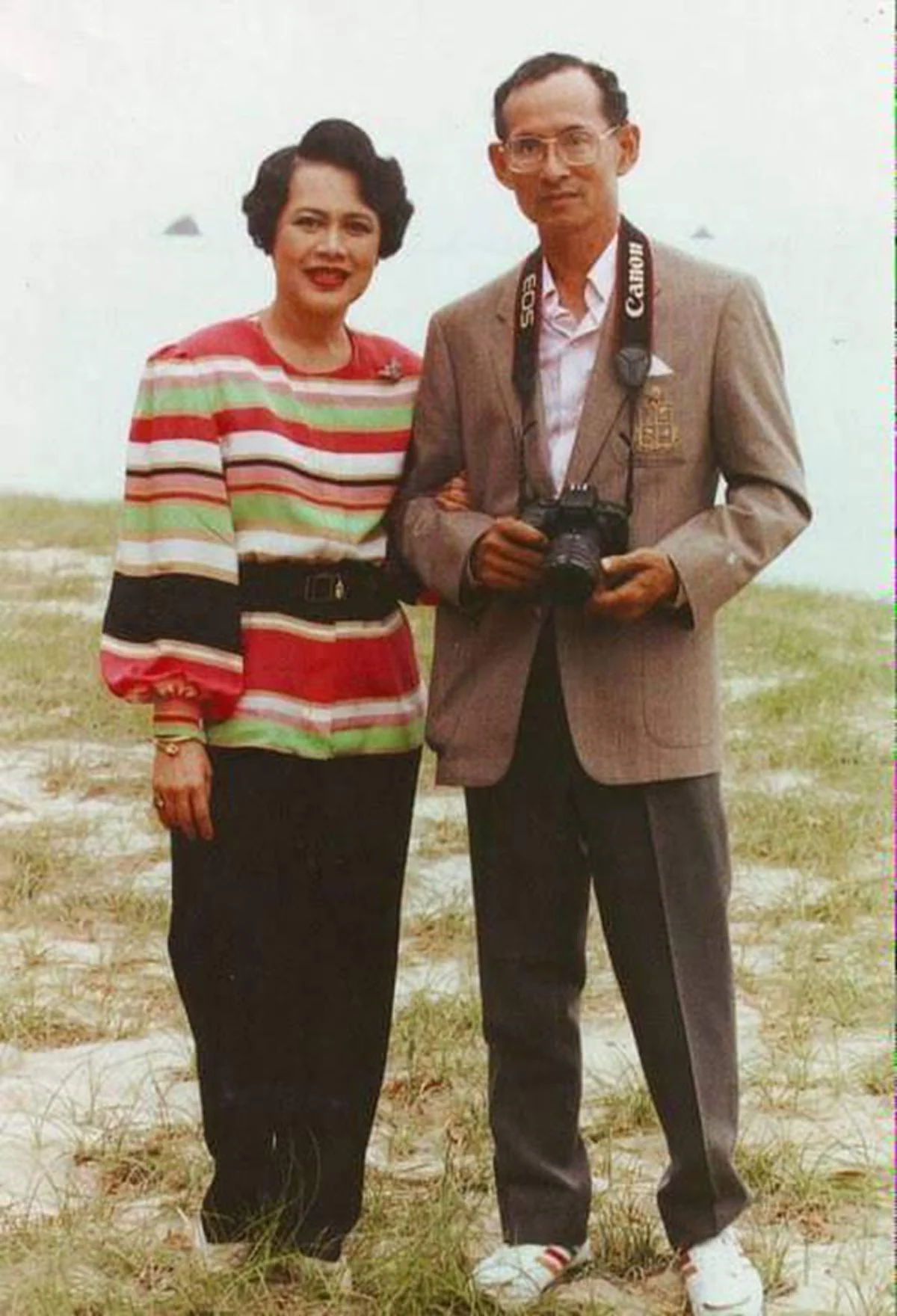 อ่านจบน้ำตาซึม... เรื่องเล่าจากนางสนองพระโอษฐ์ กับความกล้าหาญของ "สมเด็จพระราชินีฯ" ในรัชกาลที่ ๙  ที่คนไทยหลายล้านคนไม่เคยรู้มาก่อน