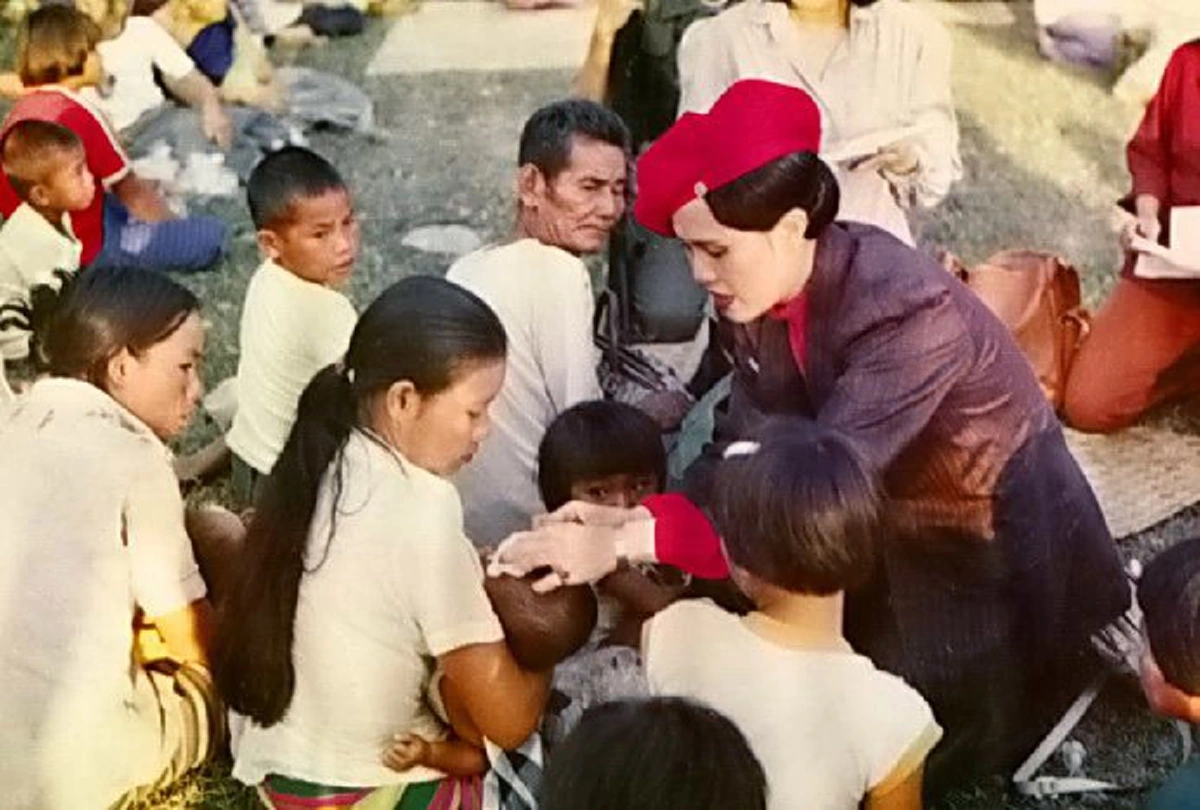 อ่านจบน้ำตาซึม... เรื่องเล่าจากนางสนองพระโอษฐ์ กับความกล้าหาญของ "สมเด็จพระราชินีฯ" ในรัชกาลที่ ๙  ที่คนไทยหลายล้านคนไม่เคยรู้มาก่อน