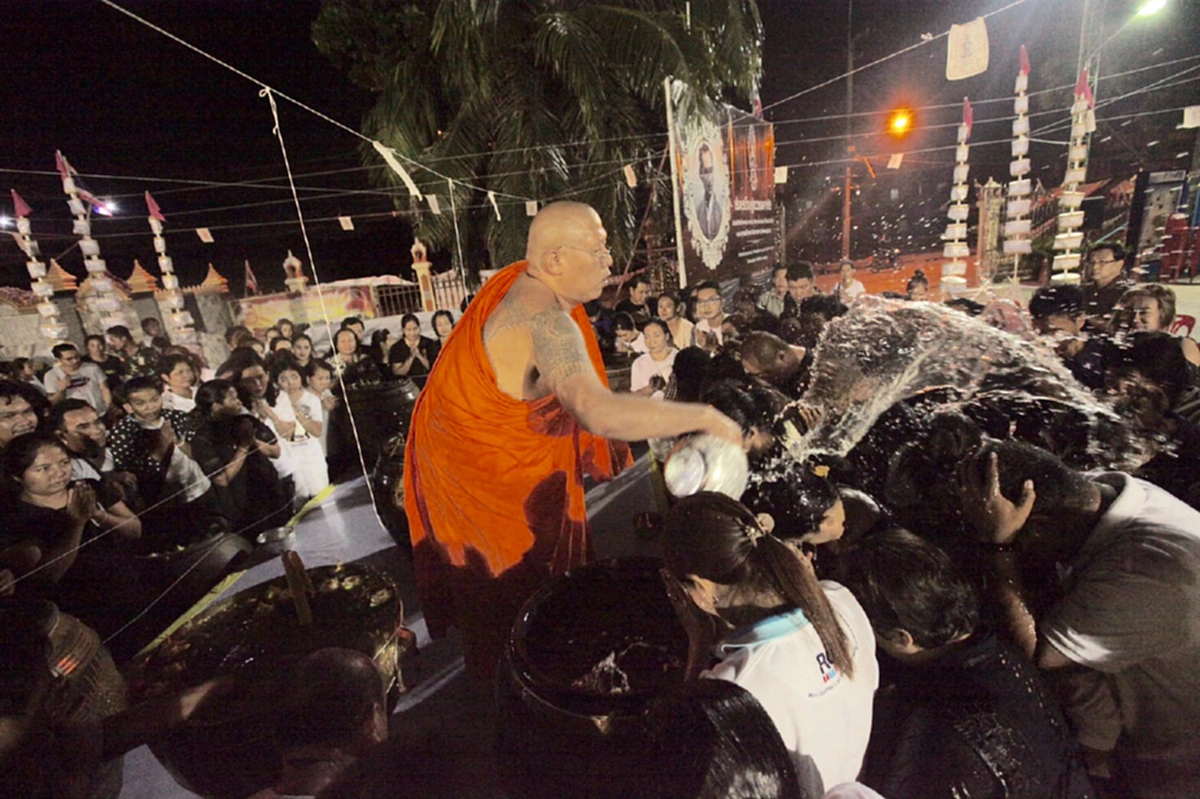 วันแห่งมหาฤกษ์!! ชาวบ้านแห่อาบน้ำมงคล ในคืนเดือนเพ็ญที่ตำรับหลวงพ่อพูล วัดไผ่ล้อม ชำระสนิมที่เกาะติดใจ ให้ต่อจากนี้ไปจงมีแต่ความเจริญ..!!