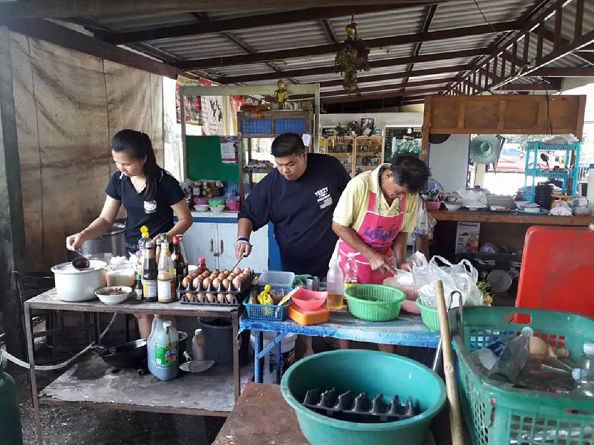 ความสุขที่มาจากการให้..!! 1.5 ล้านวิว ครอบครัวน้ำใจงาม ทำข้าวกล่องแจกจิตอาสา เผยทำแล้วมีความสุข (มีคลิป)