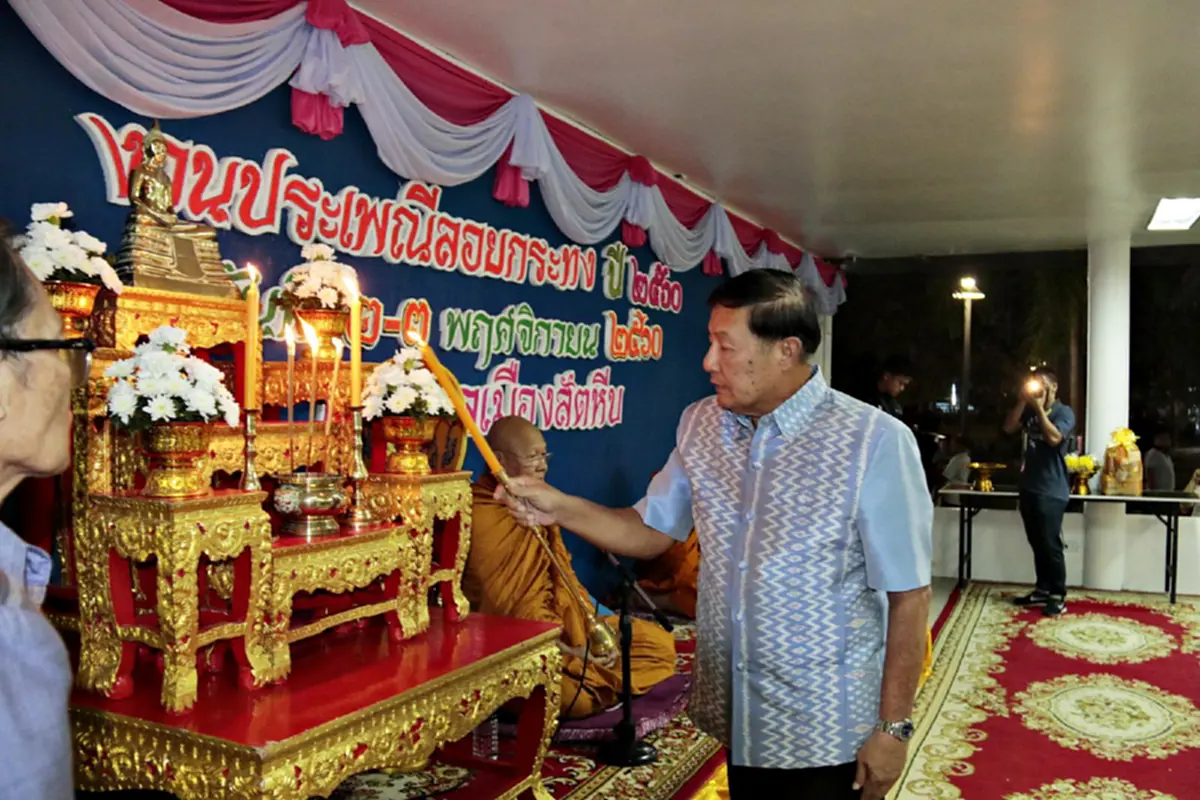 อำเภอสัตหีบ จ.ชลบุรี เปิดงานลอยกระทงประจำปี2560 และ พร้อมใจกันประกอบพิธีบูชากระทง เพื่อให้เกิดความศักดิ์สิทธิ์